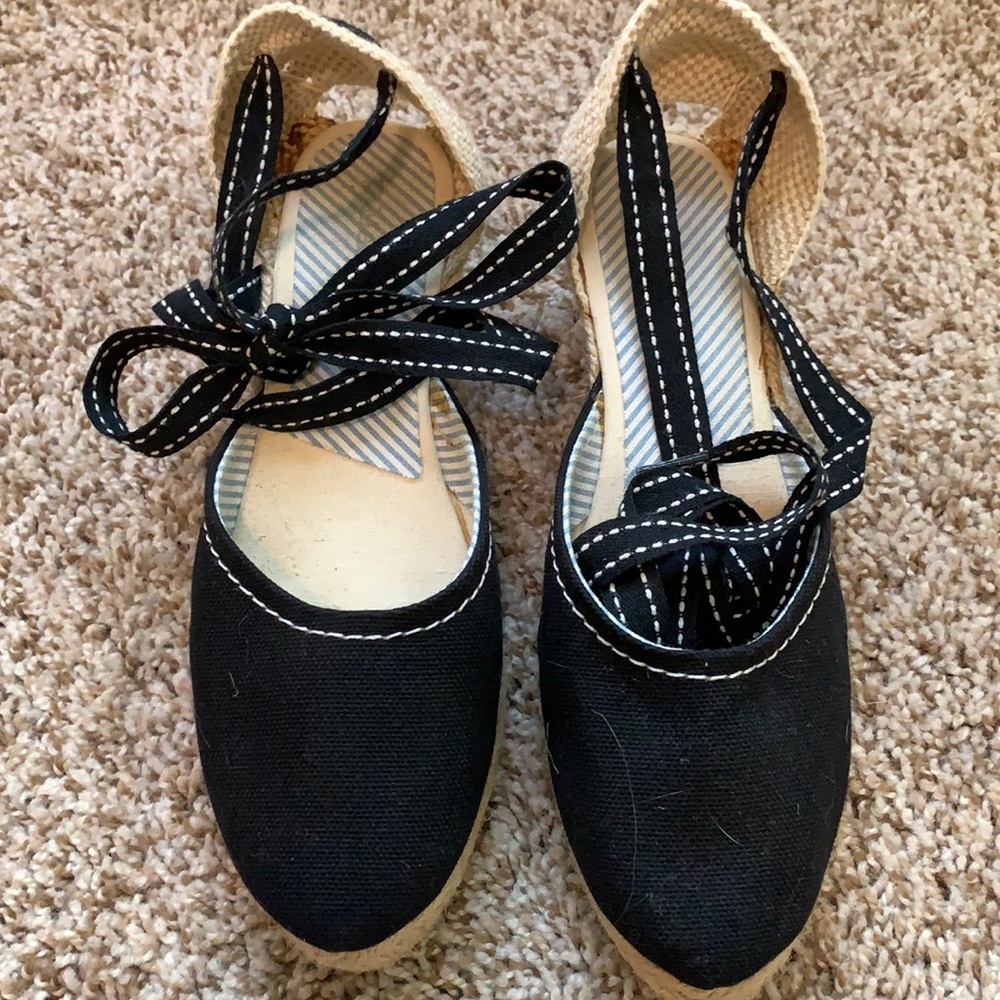 Comfortable black wedges